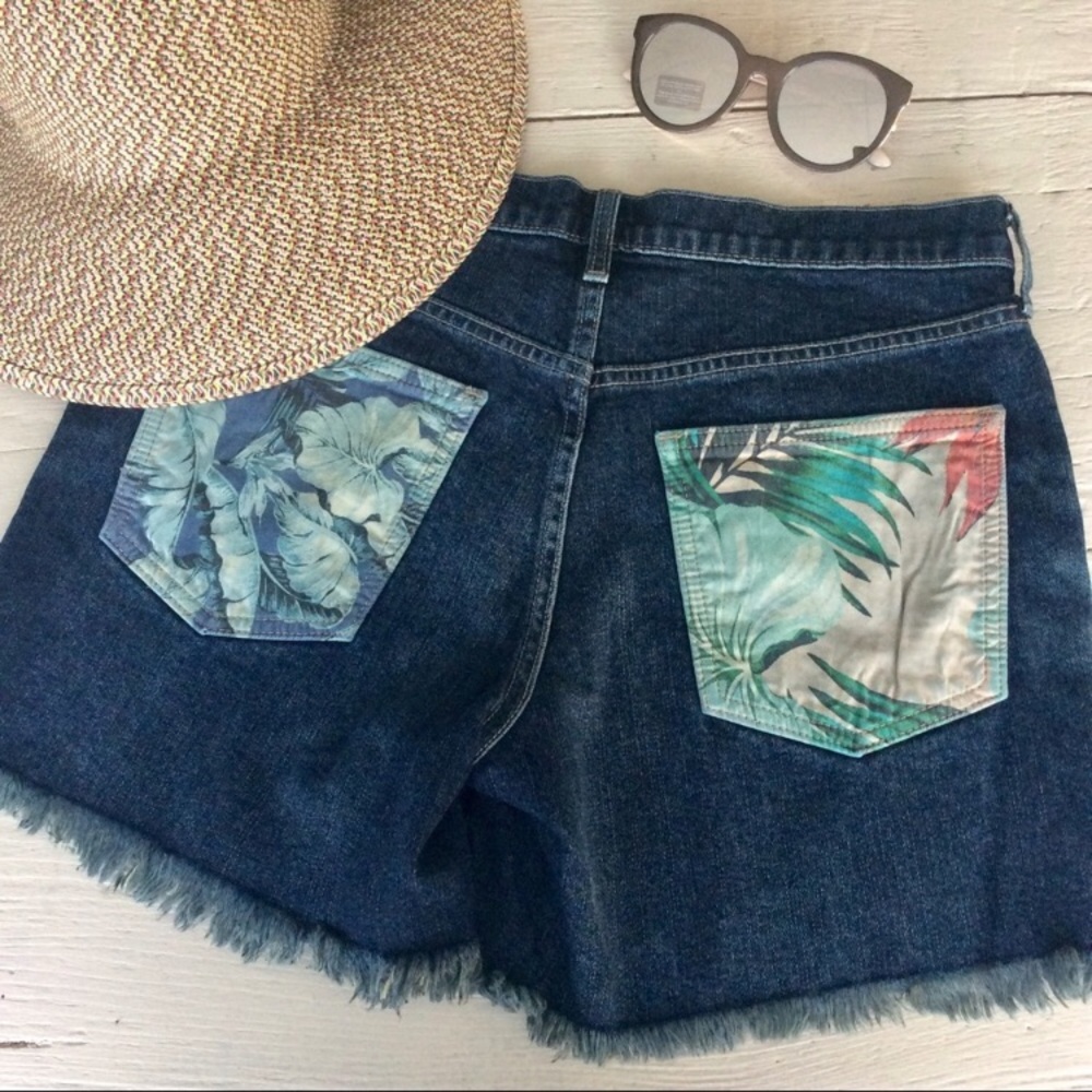 Gap Woman’s tropical distressed Jean Shorts